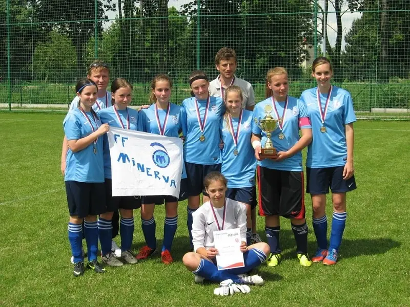 Drużyna Minervy FF z pucharem i medalami po zwycięstwie w II lidze dziewcząt U15